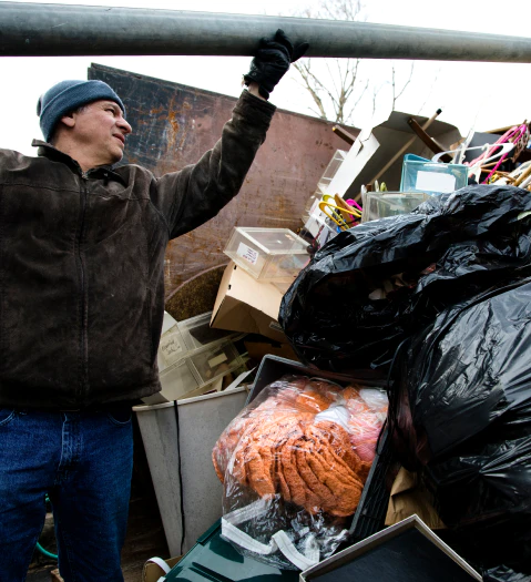 workman-loading-dumpster-thibodaux-la